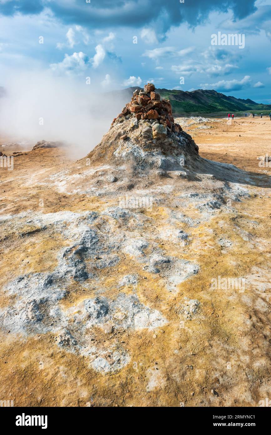 Landschaft mit Fumarole in der Geothermie Hverir, Myvatn, Island Stockfoto