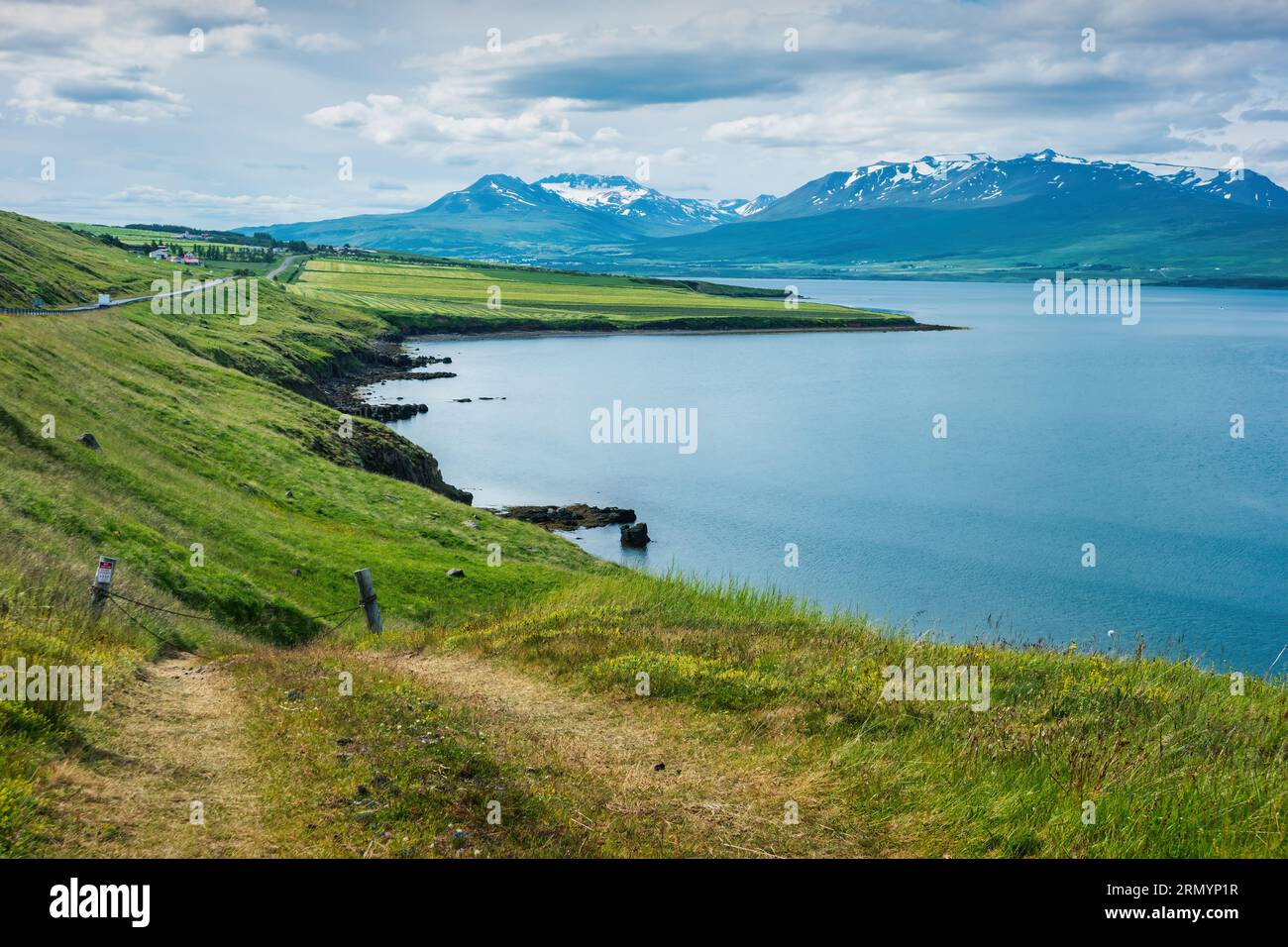 Küstenlandschaft mit Eyjafjordur Fjord bei Akureyri im Norden Islands Stockfoto