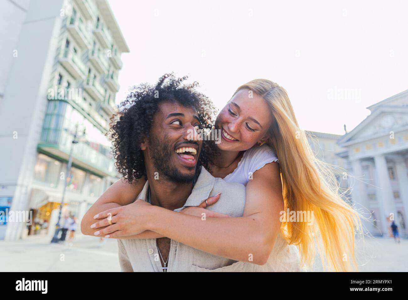 Ein multiethnisches Paar genießt es an einem Sommertag im Stadtzentrum Stockfoto