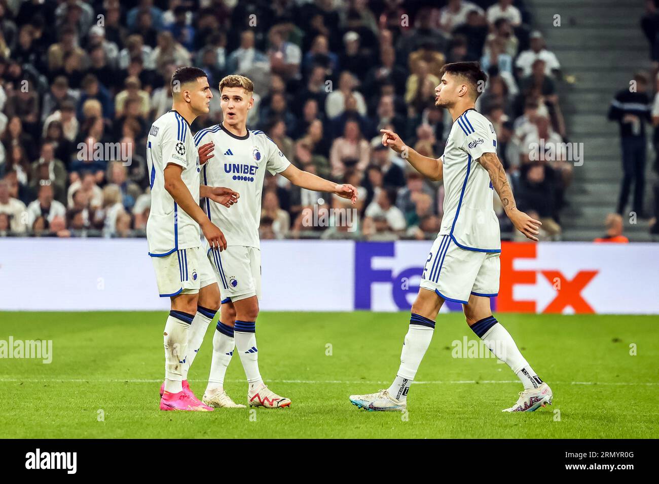 Kopenhagen, Dänemark. 30. August 2023. Mohamed Elyounoussi (10), Elias Jelert (19) und Kevin Diks (2) vom FC Kopenhagen beim Qualifikationsspiel der UEFA Champions League zwischen dem FC Kopenhagen und Rakow Czestochowa in Parken in Kopenhagen. (Foto: Gonzales Photo/Alamy Live News Stockfoto