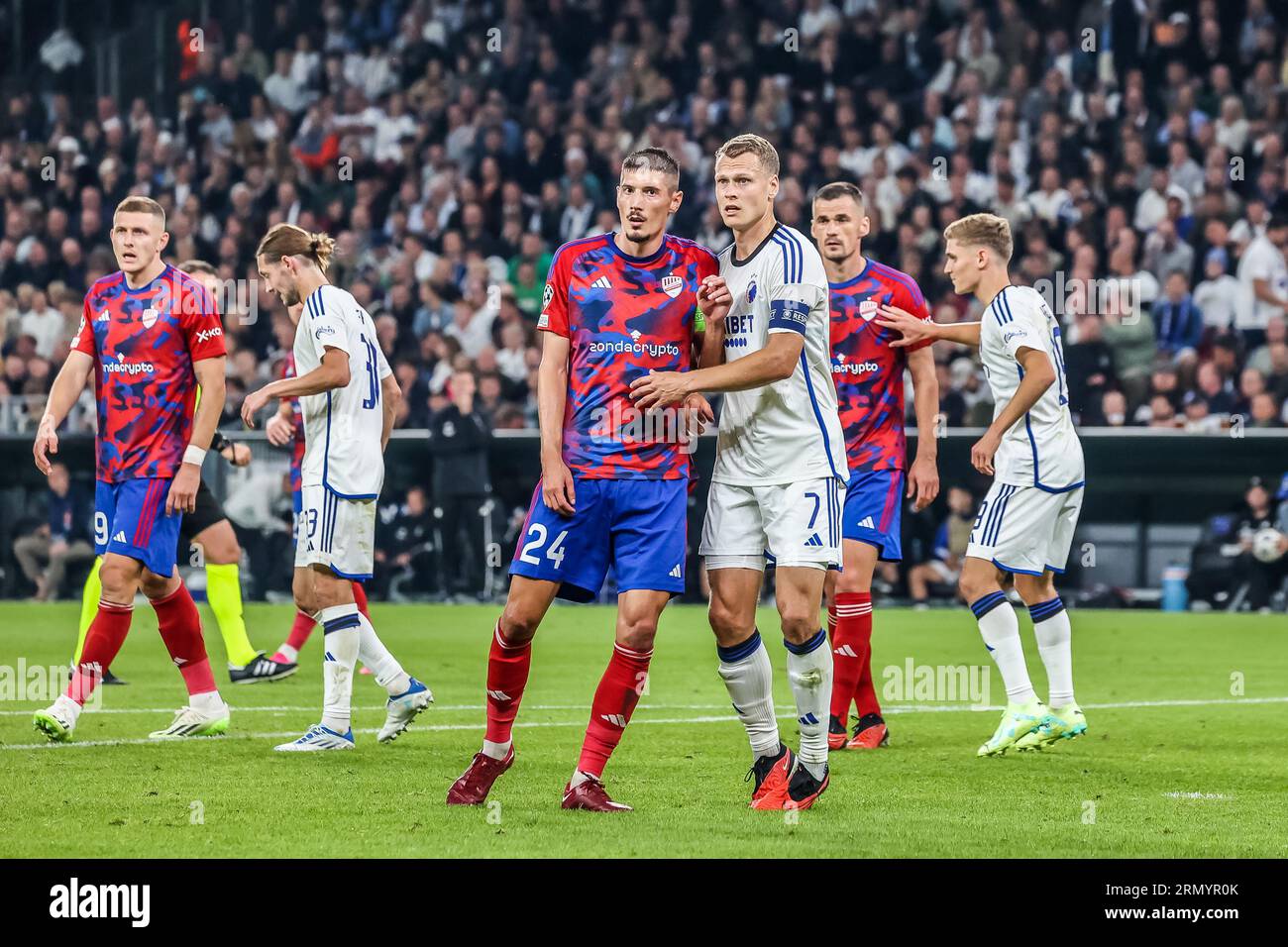 Kopenhagen, Dänemark. 30. August 2023. Viktor Claesson (7) vom FC Kopenhagen und Zoran Arsenic (24) von Rakow Czestochowa beim Qualifikationsspiel der UEFA Champions League zwischen dem FC Kopenhagen und Rakow Czestochowa in Parken in Kopenhagen. (Foto: Gonzales Photo/Alamy Live News Stockfoto