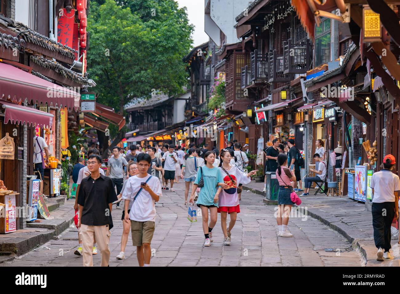 CHONGQING, CHINA - 11. AUGUST 2023 - Touristen besuchen die antike Stadt Ciqikou in Chongqing, Südwestchina, 11. August 2023. Stockfoto