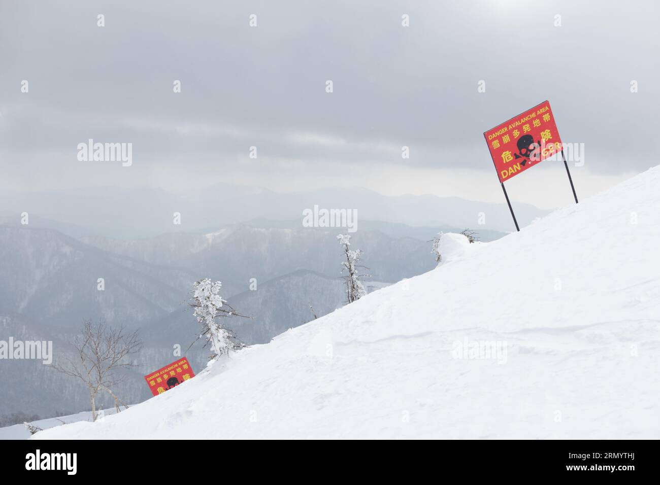 Helles Gefahrenwarnschild an der Grenze zum japanischen Skigebiet Hokkaido, Japan Stockfoto
