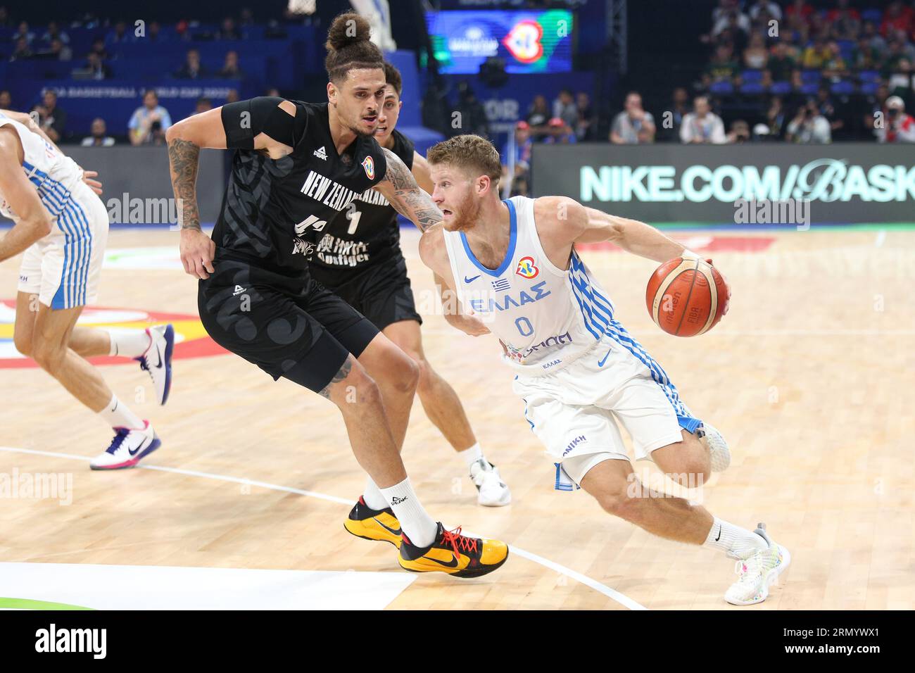 Pasay City, Philippinen. 30. August 2023. Isaac Fotu (42) aus Neuseeland versucht eine Fahrt von Thomas Walkup (0) während des FIBA Basketball World Cup Gruppenspiels zwischen Griechenland (weiß) und Neuseeland (Schwarz) zu stoppen. Griechenland gewann 83-74 (Foto: Dennis Jerome Acosta/Pacific Press) Credit: Pacific Press Media Production Corp./Alamy Live News Stockfoto