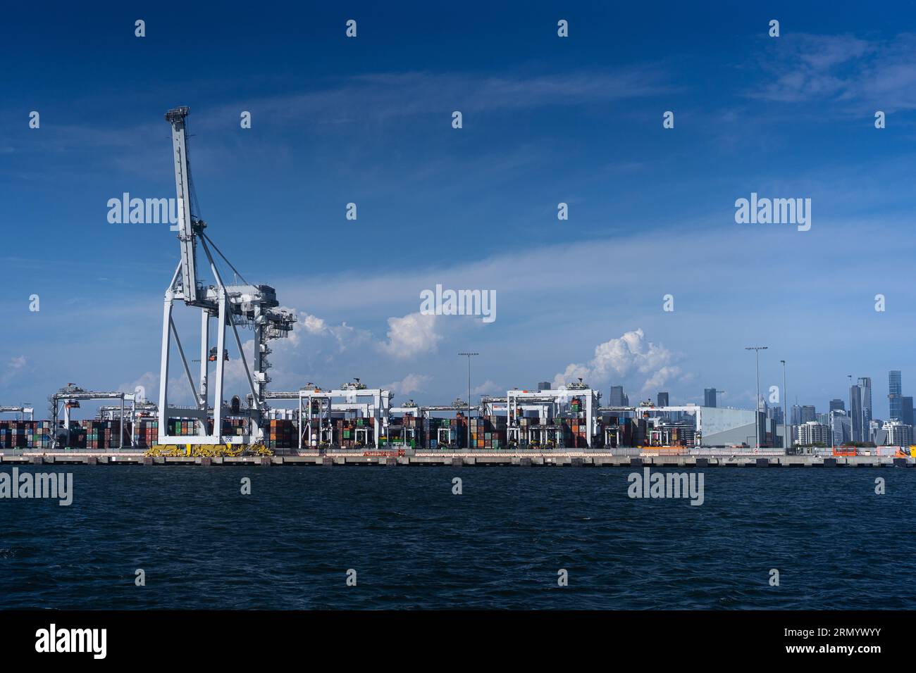 Bilder aus dem Hafen von Meblurne an einem schönen sonnigen Tag fokussierten sich auf einen großen Containerkran am Internierungscontainer-Terminal. Stockfoto