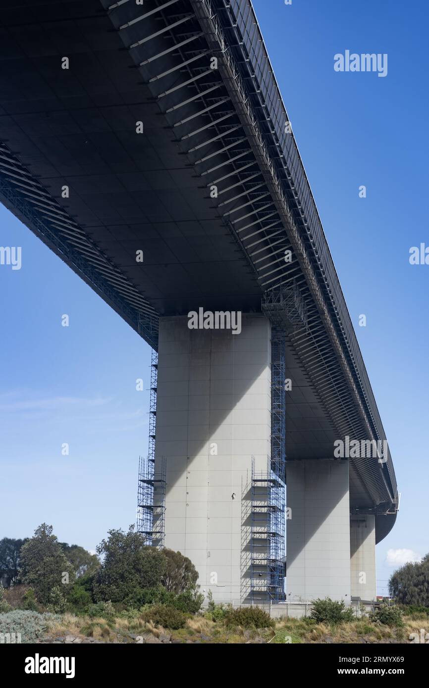 Bilder vom Hafen von Melbourne an einem schönen sonnigen Tag, mit Schwerpunkt auf der Westgate-Brücke. Stockfoto