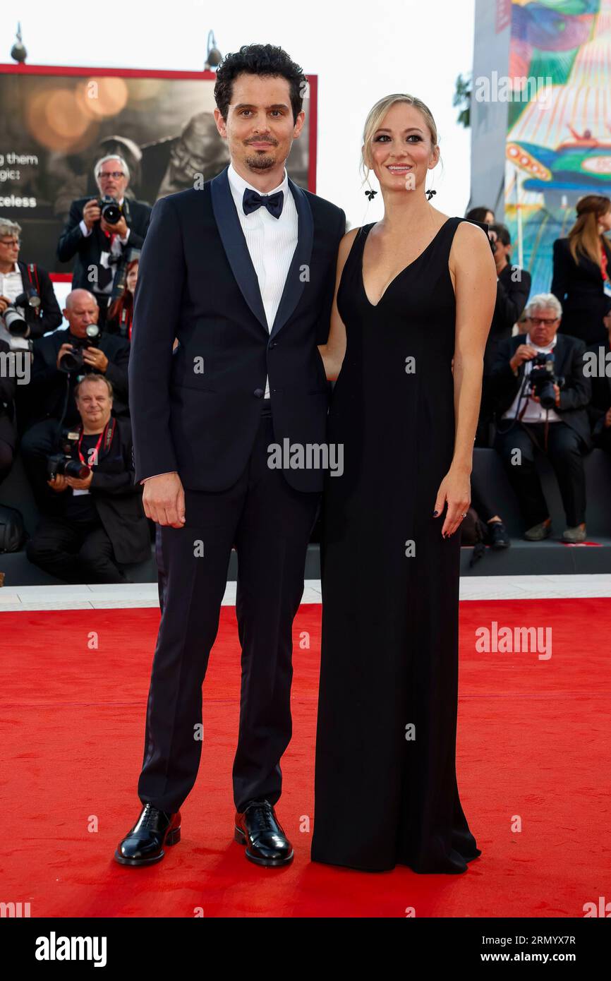 Damien Chazelle und Olivia Hamilton nehmen an der Premiere von „Comandante“ und der Eröffnung des 80. Internationalen Filmfestivals von Venedig im Palazzo del Cinema am Lido in Venedig, Italien, am 30. August 2023 Teil. Stockfoto