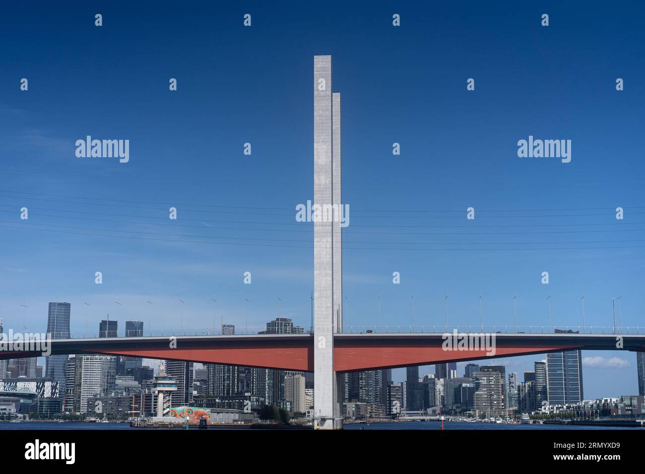 Fotos vom Hafen von Meblurne an einem schönen sonnigen Tag mit Blick auf die Bolte Bridge, während Sie sich Melbourne vom Wasser nähern. Stockfoto