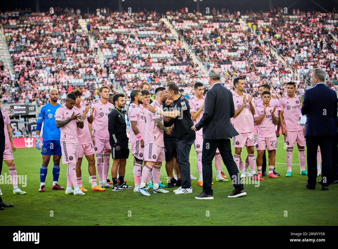 10-Lionel Messi von Inter Miami, Inter Miami CF Team, Trophy 2023 Inter Miami CF Fort Lauderdale, FL, USA. 30. August 2023. Quelle: Jaroslav Sabitov/YES Market Media/Alamy Live News Stockfoto