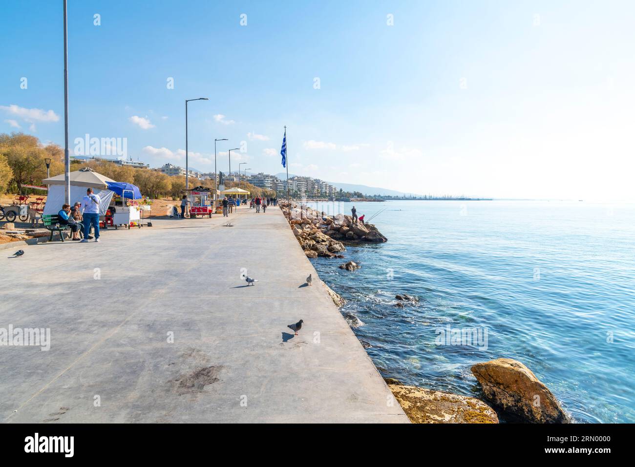 Die Fußgängerzone am Meer und die Promenade entlang der Athenischen Riviera in der griechischen Stadt Palaio Faliro. Stockfoto