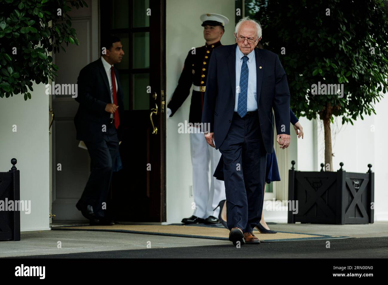 Washington, Vereinigte Staaten. 30. August 2023. US-Senatorin Bernie Sanders (unabhängig von Vermont) verlässt den Westflügel des Weißen Hauses in Washington, DC, nachdem sie sich am 30. August 2023 mit US-Präsident Joe Biden im Weißen Haus getroffen hat. Quelle: Samuel Corum/Pool über CNP/dpa/Alamy Live News Stockfoto