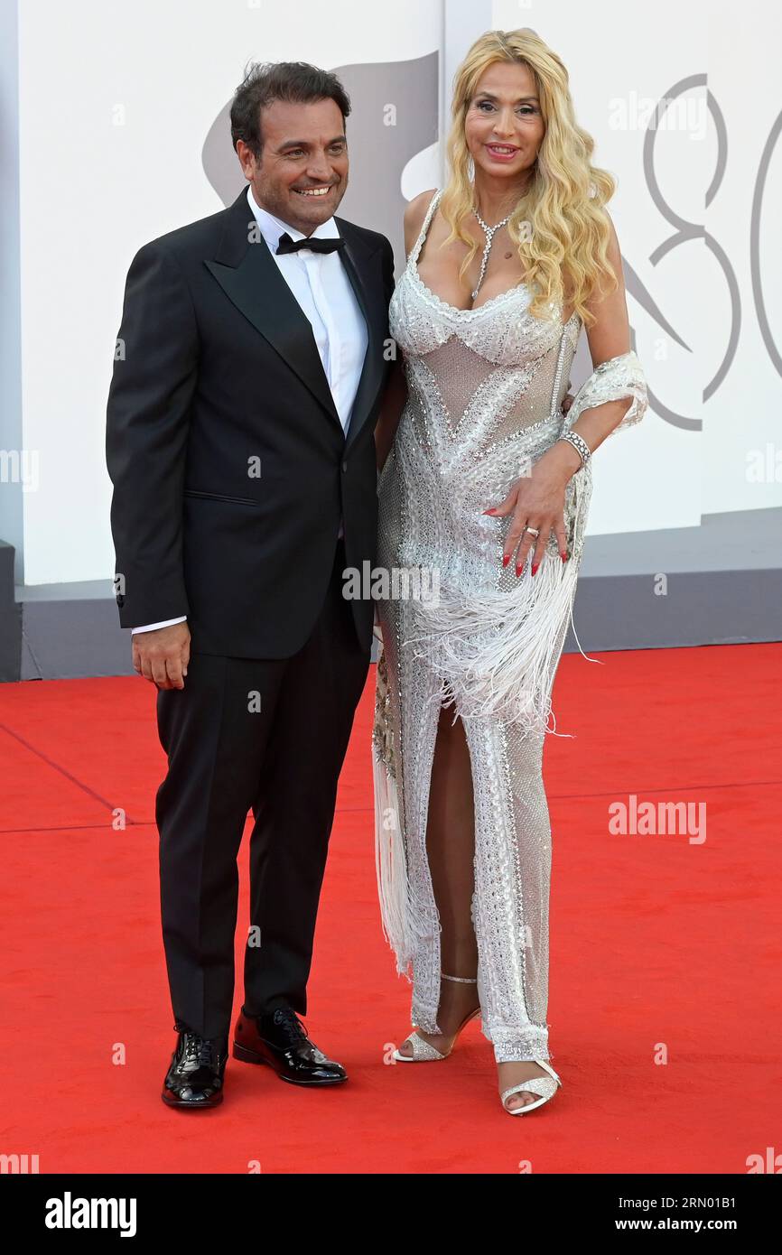 Venedig Lido, Italien. 30. August 2023. Gerolamo Cangiano (l) und Valeria Marini (r) besuchen das Filmfestival Venedig, das den roten Teppich im Palazzo del Cinema Venice Lido eröffnet. (Foto: Mario Cartelli/SOPA Images/SIPA USA) Credit: SIPA USA/Alamy Live News Stockfoto