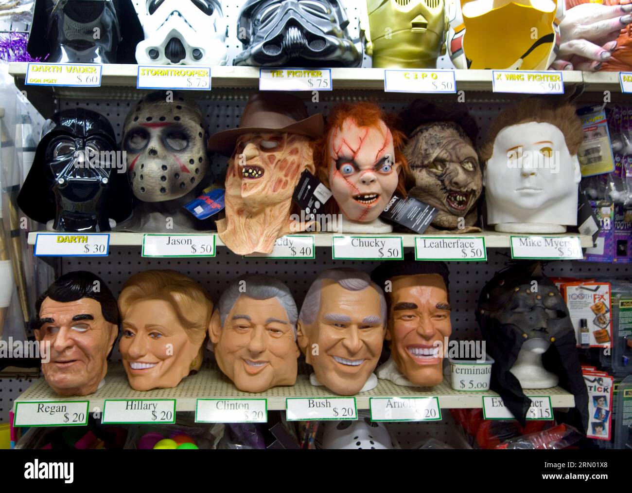 Halloween-Masken in einem Geschäft auf dem Hollywood Blvd. Darunter sind Monster und US-Politiker aus den 1980er Jahren, Los Angeles, Kalifornien, USA Stockfoto