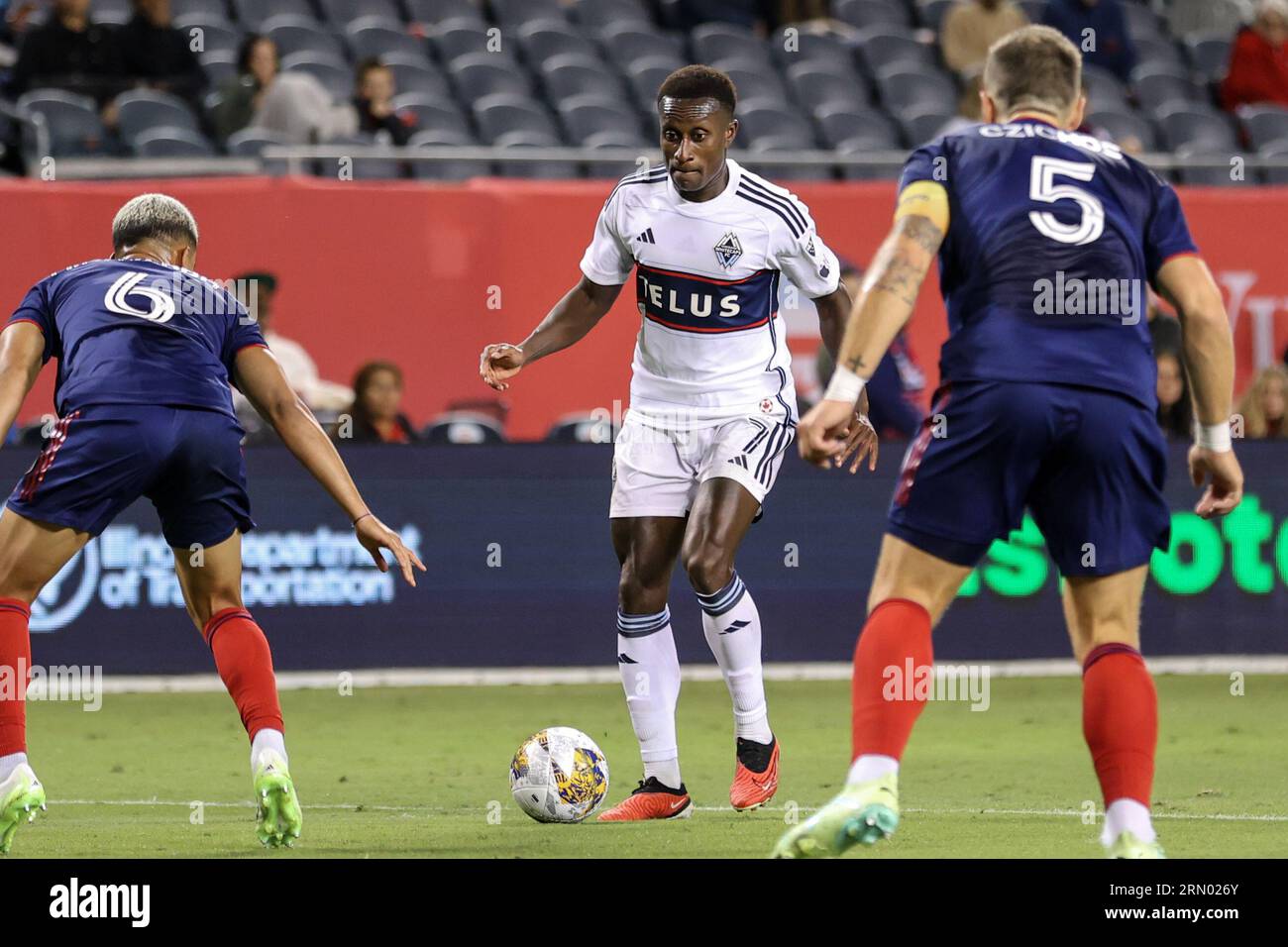 Chicago, USA. 30. August 2023. Chicago, USA, 30. August 2023: Richie Laryea ( Vancouver Whitecaps) im Spiel zwischen Chicago Fire FC und Vancouver Whitecaps am Mittwoch, den 30. August 2023 im Soldier Field, Chicago, USA. (KEINE KOMMERZIELLE NUTZUNG) (Shaina Benhiyoun/SPP) Credit: SPP Sport Press Photo. Alamy Live News Stockfoto