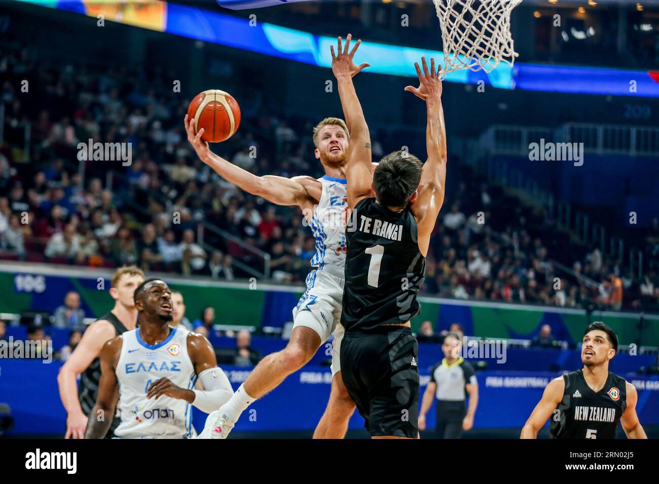 Manila, Philippinen. 30. August 2023. Thomas Walkup aus Griechenland (Top L) tritt am 30. August 2023 gegen Reuben Te Rangi aus Neuseeland (Top R) im Spiel der Gruppe C zwischen Griechenland und Neuseeland beim FIBA-Weltcup 2023 in Manila auf den Philippinen an. Quelle: Rouelle Umali/Xinhua/Alamy Live News Stockfoto