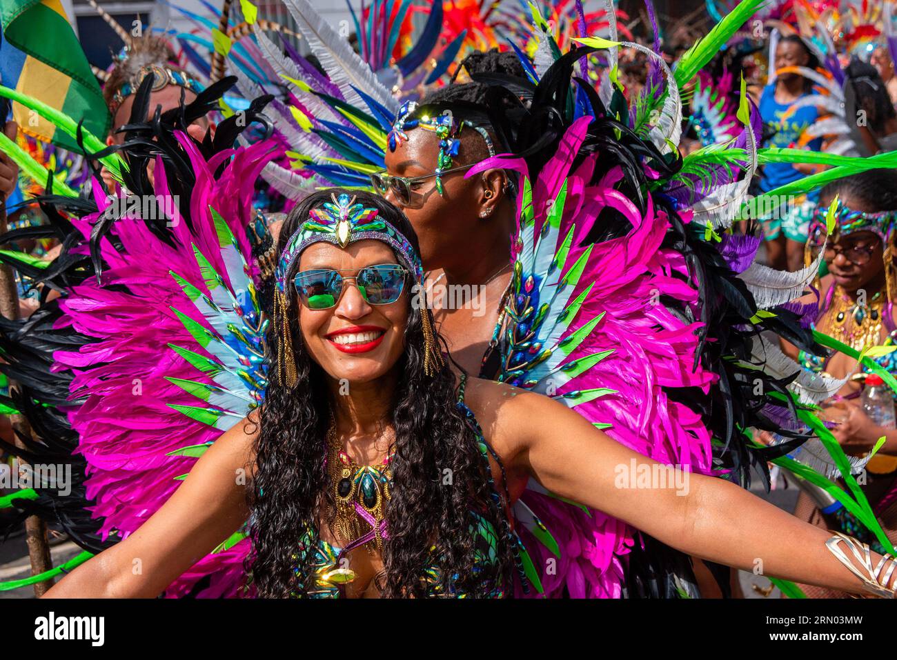 London, Großbritannien. 28. August 2023. Eine Tänzerin in einem bunten Kostüm posiert für ein Foto während der Parade des Notting Hill Carnival in London. Der Notting Hill Carnival ist eines der größten Straßenfeste der Welt. Es begann 1966, entstand aber aus dem Karibischen Karneval, der 1959 mit der Immigrantengemeinschaft aus Trinidad und Tobago organisiert wurde. In diesem Jahr feiert der Notting Hill Carnival den 50. Jahrestag der Einführung der Soundsysteme und Mas-Bands. Außerdem jährt sich der 75. Jahrestag der Ankunft der Passagiere der Empire Windrush in Großbritannien. C Stockfoto