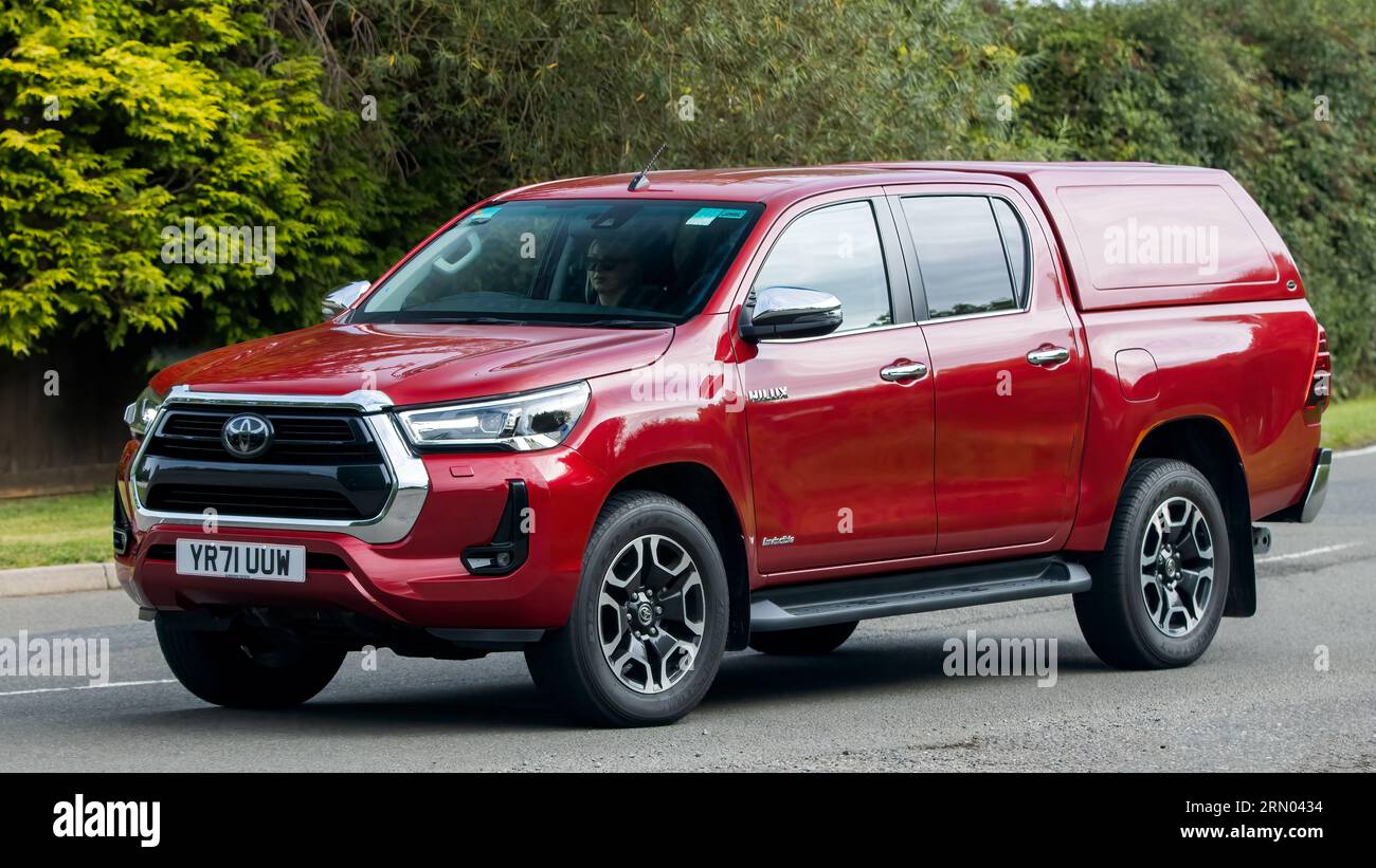 Whittlebury, Northants, UK - 27. August 2023: 2021 roter Toyota Hilux Pickup-Truck, der auf einer englischen Landstraße fährt Stockfoto