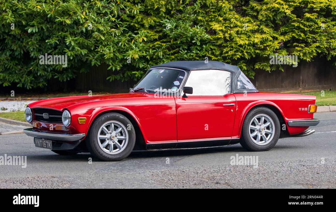 Whittlebury, Northants, UK - 27. August 2023: 1972 rotes Triumph TR6 Auto, das auf einer englischen Landstraße fährt Stockfoto