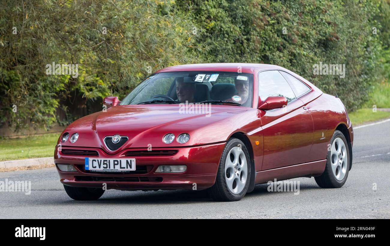 Whittlebury, Northants, UK - 27. August 2023: 2001 rotes Alfa Romeo GTV-Auto, das auf einer englischen Landstraße fährt Stockfoto