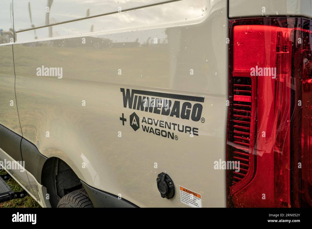 Loveland, CO, USA - 26. August 2023: Details zum Winnebago Adventure Wagon, modularer und konfigurierbarer Wohnwagen auf Mercedes Sprinter Fahrgestell. Stockfoto