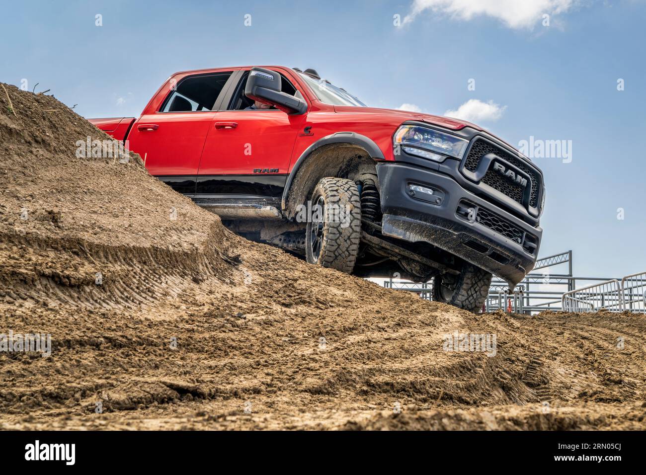 Loveland, CO, USA - 26. August 2023: RAM Rebel Truck auf einem schlammigen Trainingskurs im Gelände. Stockfoto