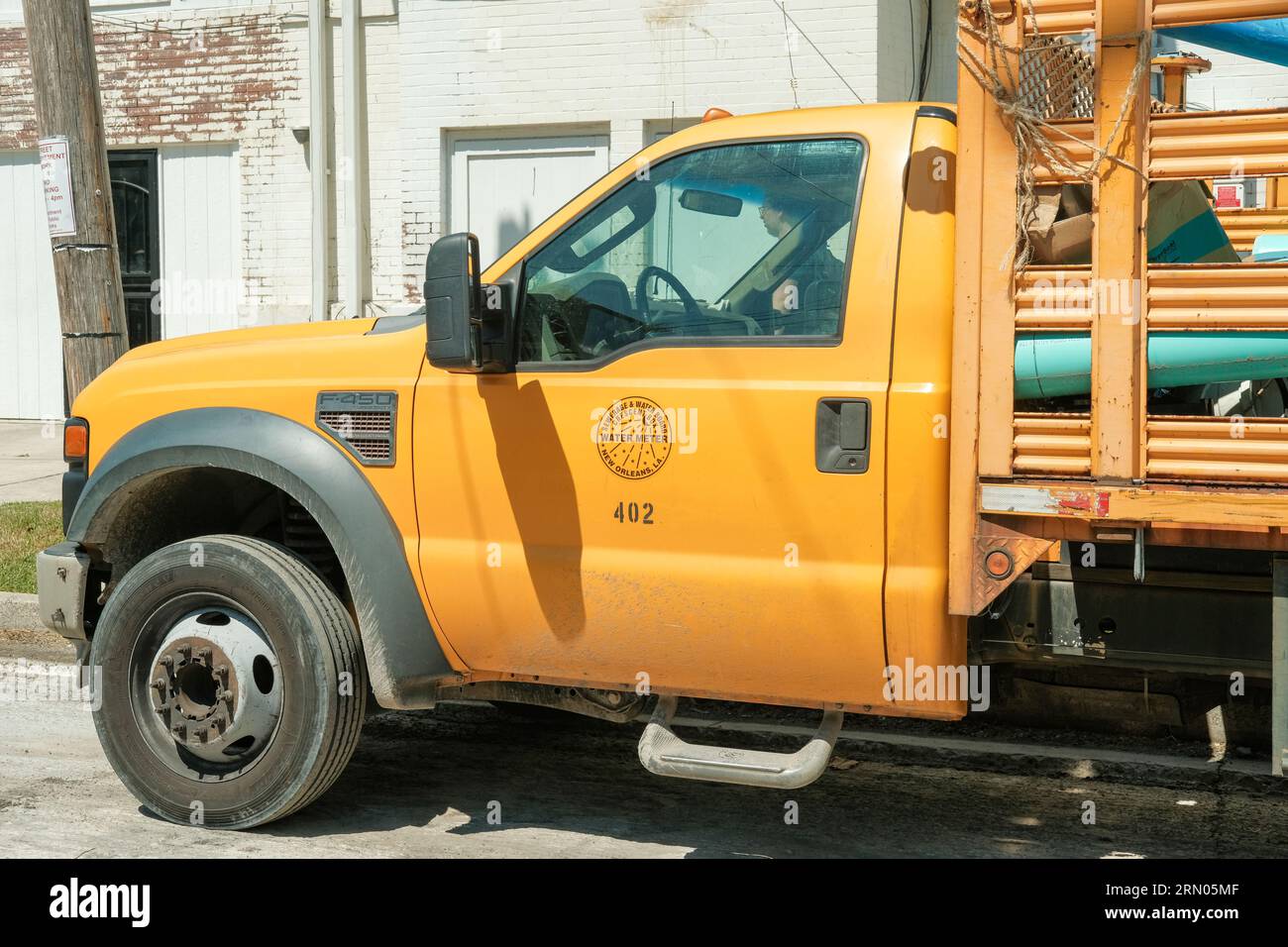 NEW ORLEANS, LA, USA - 30. AUGUST 2023: Fahrerhaus eines New Orleans Sewerage and Water Board Trucks mit Logo auf der Fahrertür Stockfoto