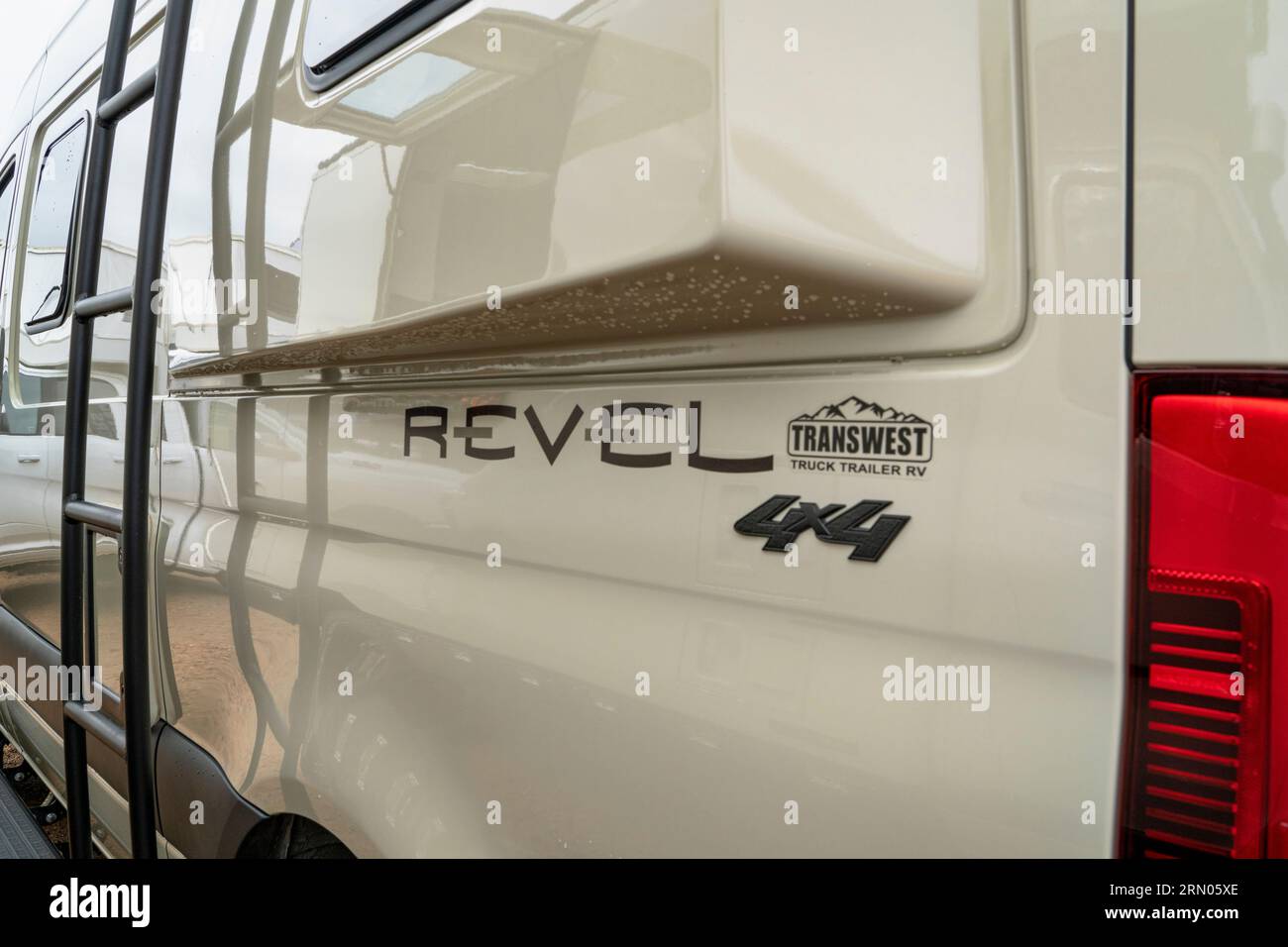 Loveland, CO, USA - 26. August 2023: Ein Detail von Winnebago Revel, einem Wohnmobil mit Geländegängigkeit auf Mercedes Sprinter-Fahrgestell. Stockfoto