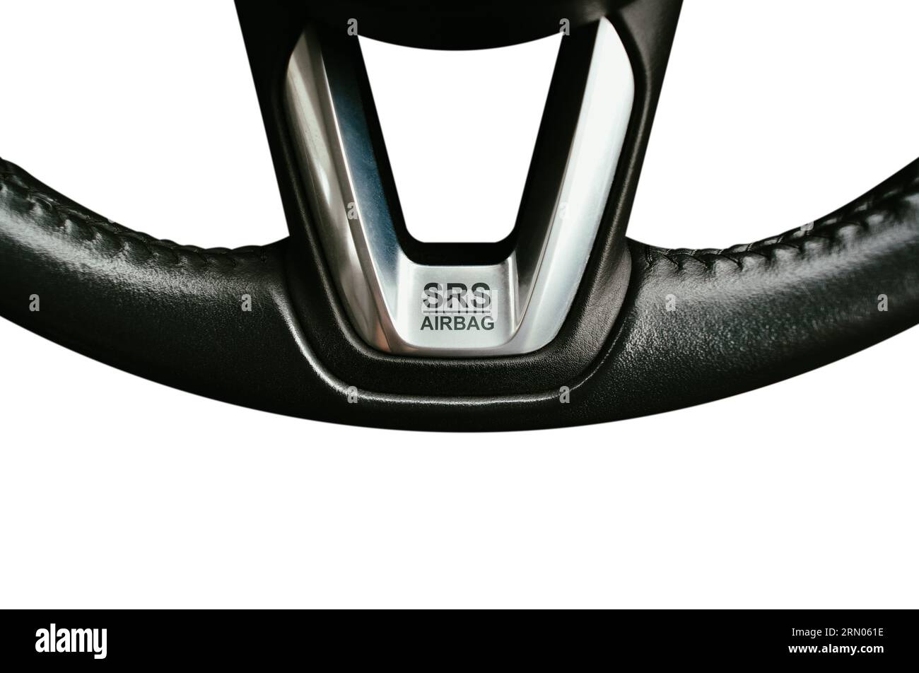 SRS-Airbag-Symbol für zusätzliches Rückhaltesystem auf dem Lederlenkrad eines Fahrzeugs. Stockfoto