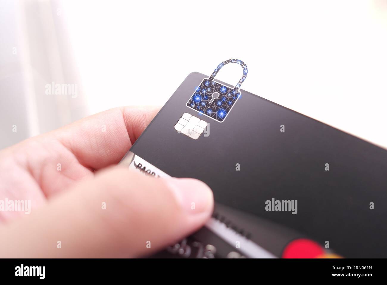 Nahaufnahme von Mann Hand mit Kredit- oder Debitkarte mit Vorhängeschloss, schwarze Kreditkarte mit Schutz von Finanztransaktionen. Stockfoto