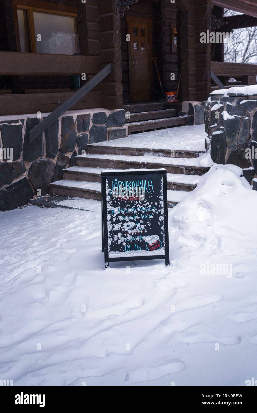 Jarvikahvila (Lake Cafe) Schild und Eingang in Aulanko Naturschutzgebiet. Hameenlinna, Finnland. Februar 2023. Stockfoto