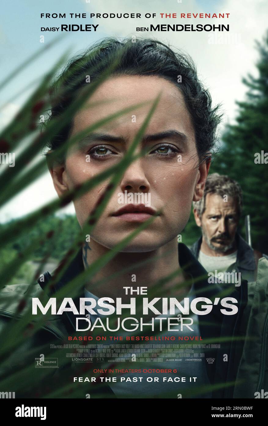 ERSCHEINUNGSDATUM: 6. Oktober 2023. TITEL: Die Tochter des Marsh King. REGIE: Neil Burger. STUDIO: Black Bear Pictures. HANDLUNG: Eine Frau sucht Rache an dem Mann, der ihre Mutter entführt hat. DAISY RIDLEY als Helena Pelletier. (Credit Image: © Black Bear Pictures/Entertainment Pictures/ZUMAPRESS.com) NUR REDAKTIONELLE VERWENDUNG! Nicht für kommerzielle ZWECKE! Stockfoto