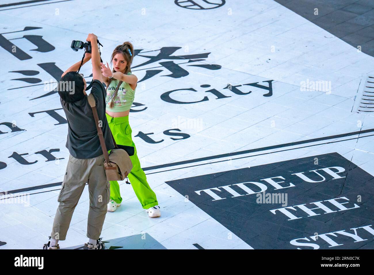 CHONGQING, CHINA - 17. JULI 2023 - (DATEI) Bürger machen Fotos bei einem Zebraübergang in Chongqing, China, 17. Juli 2023. Stockfoto