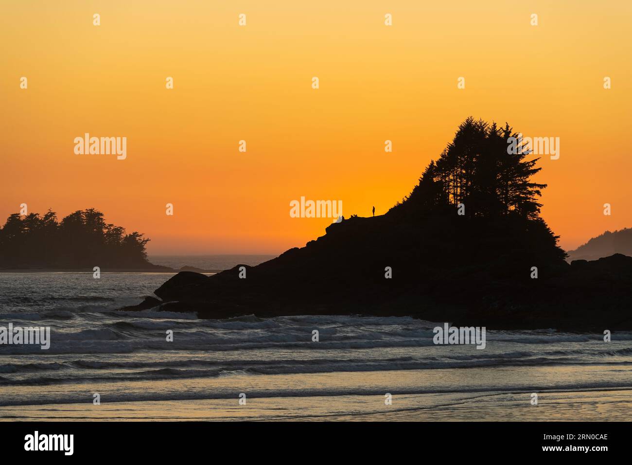 Cox Bay Beach bei Sonnenuntergang mit Silhouetten am Sunset Point, Tofino, Vancouver Island, British Columbia, Kanada. Stockfoto