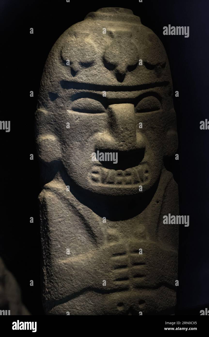 Antikes religiöses Denkmal und megalithische präkolumbianische Skulptur im San Agustín Archäologischen Park, Kolumbien, Steinstatuen, UNESCO-WELTKULTURERBE. Stockfoto