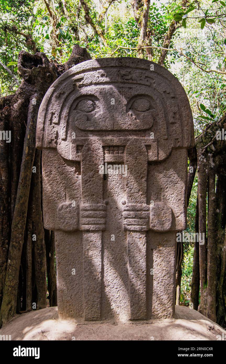 Antikes religiöses Denkmal und megalithische präkolumbianische Skulptur im San Agustín Archäologischen Park, Kolumbien, Steinstatuen, UNESCO-WELTKULTURERBE. Stockfoto