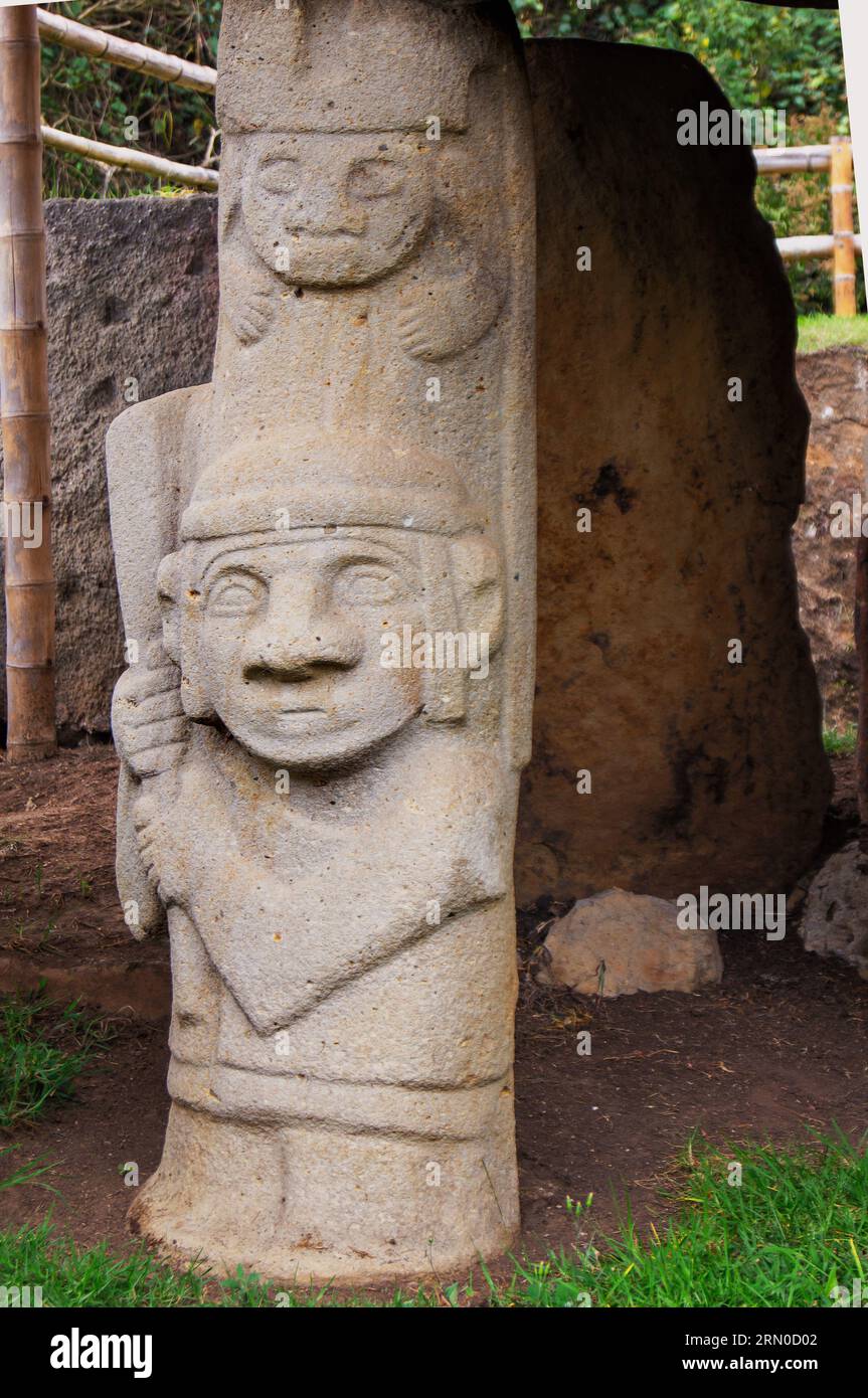 Antikes religiöses Denkmal und megalithische präkolumbianische Skulptur im San Agustín Archäologischen Park, Kolumbien, Steinstatuen, UNESCO-WELTKULTURERBE. Stockfoto