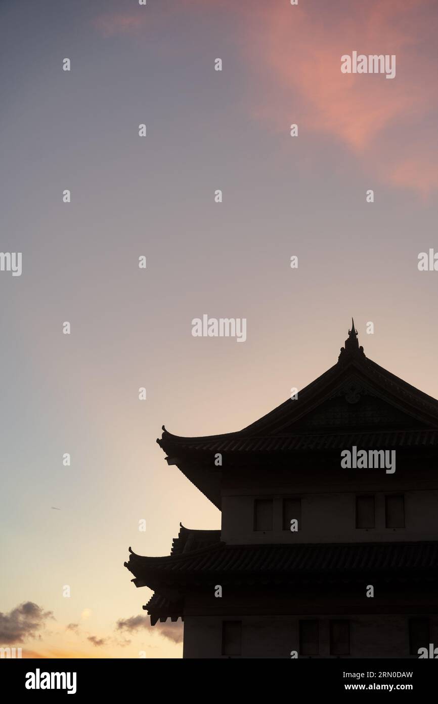 Der Kaiserpalast von Tokio wurde bei Sonnenuntergang fotografiert. Wunderschöner Himmel über dem Schloss aus der Edo-Zeit in Japan. Stockfoto