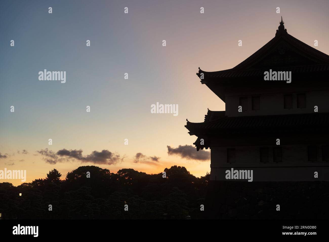 Der Kaiserpalast von Tokio wurde bei Sonnenuntergang fotografiert. Wunderschöner Himmel über dem Schloss aus der Edo-Zeit in Japan. Stockfoto