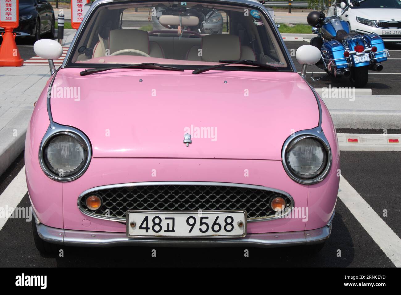 Vorderansicht eines rosa Oldtimer auf dem Parkplatz Stockfoto