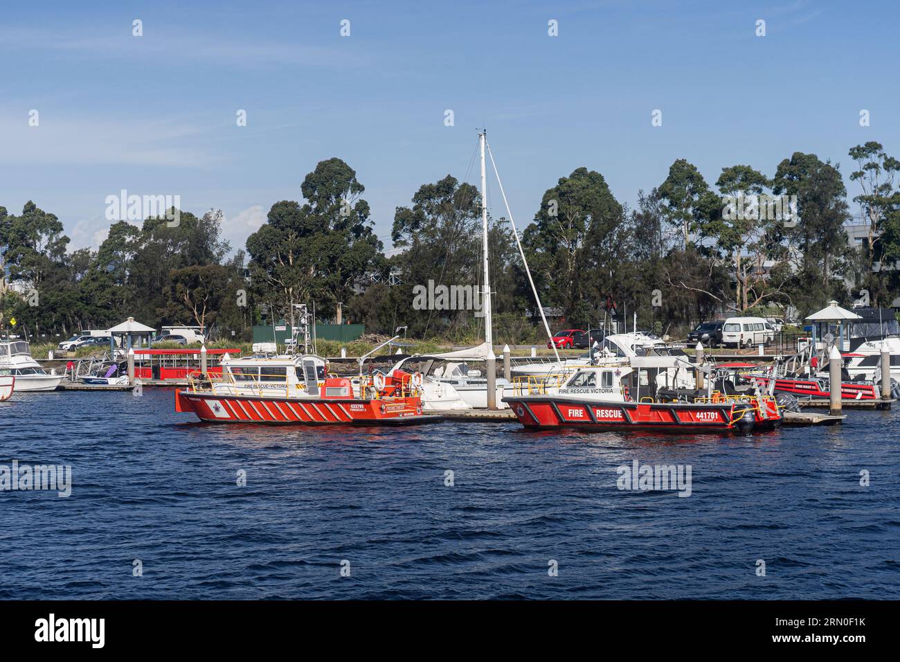 Bilder aus dem Hafen von Melbourne an einem schönen sonnigen Tag, die sich auf Boote für Feuer und Rettung konzentrieren. Stockfoto