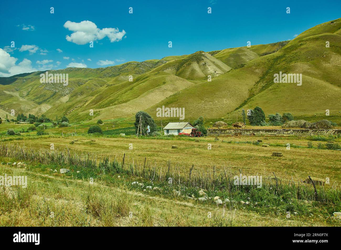 Bergplateau, Straße nach Kasarman, Bezirk der Region Jalal-Abad in Westkirgisistan Stockfoto Bergplateau, Straße nach Kasarman, Bezirk der Region Jalal-Abad in Westkirgisistan Stockfoto