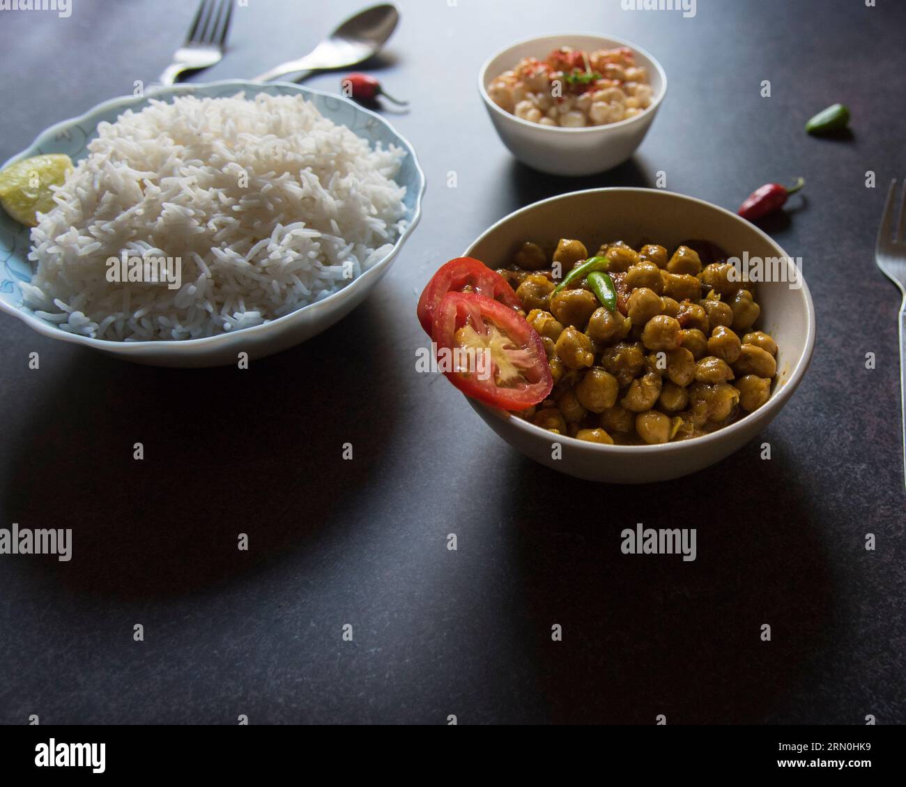 Verzehrfertige vegetarische Gerichte Reis und chana Masala oder Kichererbsencurry Stockfoto