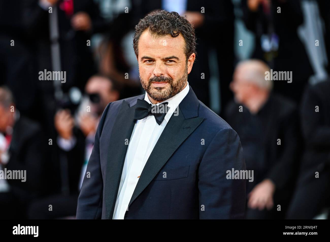 Venedig, Italien. August 30, 2023. Edoardo de Angelis kommt bei der Premiere des Eröffnungsfilms Comandante im Sala Grande auf dem 80. Internationalen Filmfestival von Venedig an. Quelle: Euan Cherry/Alamy Live News Stockfoto