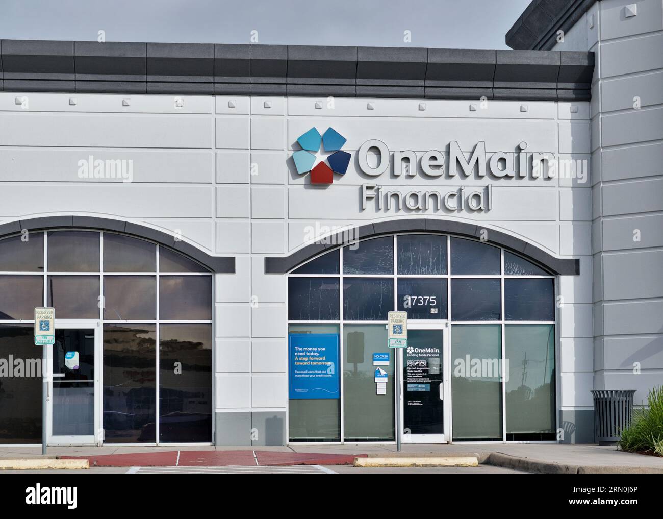 Houston, Texas USA 07-04-2023: Außenfassade des OneMain Financial-Geschäfts in Houston, TX. US-Finanzdienstleister. Stockfoto