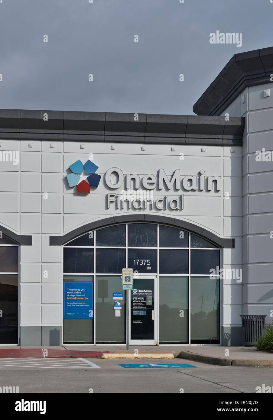 Houston, Texas USA 07-04-2023: Außenfassade des OneMain Financial-Geschäfts in Houston, TX. US-Finanzdienstleister. Stockfoto