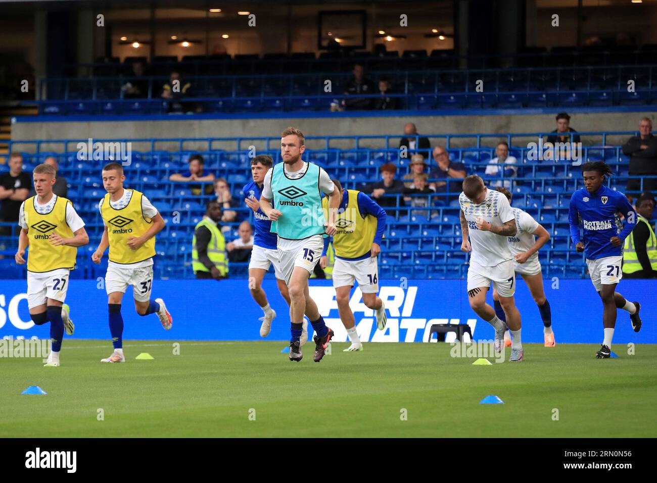 London, Großbritannien. 30. August 2023. Alex Pearce von AFC Wimbledon führt die Aufwärmphase während des EFL Carabao Cup Second Round South Match zwischen Chelsea und AFC Wimbledon in Stamford Bridge, London, England am 30. August 2023 an. Foto: Carlton Myrie. Nur redaktionelle Verwendung, Lizenz für kommerzielle Nutzung erforderlich. Keine Verwendung bei Wetten, Spielen oder Veröffentlichungen eines einzelnen Vereins/einer Liga/eines einzelnen Spielers. Credit: UK Sports Pics Ltd/Alamy Live News Stockfoto