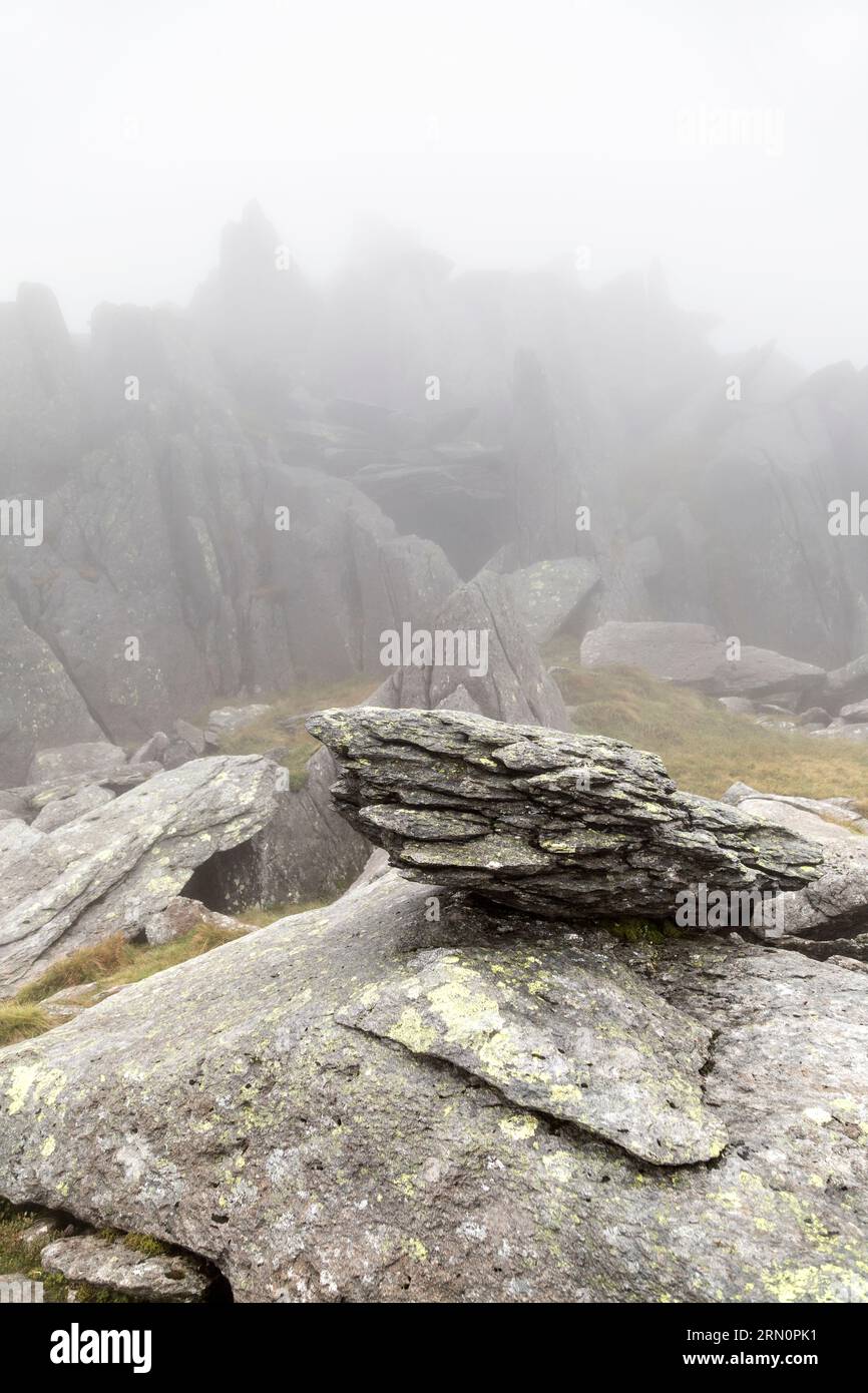 Große Felsvorsprünge rund um den Glyder Fach Gipfel, Cwm Idwal, Snowdonia, Wales, UK Stockfoto