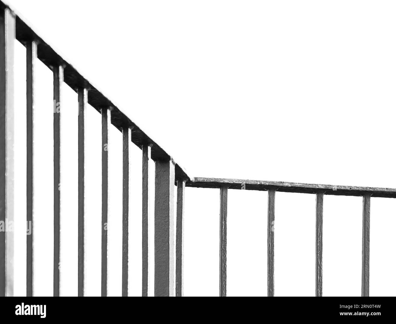 Schwarz-weiß-Bild von Geländer oder Geländer isoliert auf weißem Hintergrund als Linien, Minimalismus, Entscheidung, Zaun, Sicherheitskonzept mit Kopierraum Stockfoto