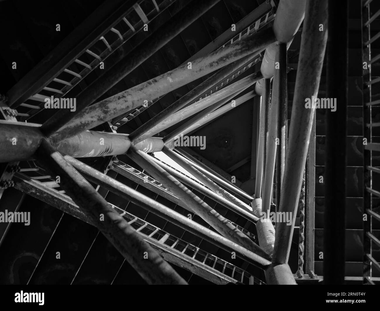 Schwarz-weiße Metallarchitektur eines Aussichtsturms, schwere Baustruktur Stockfoto