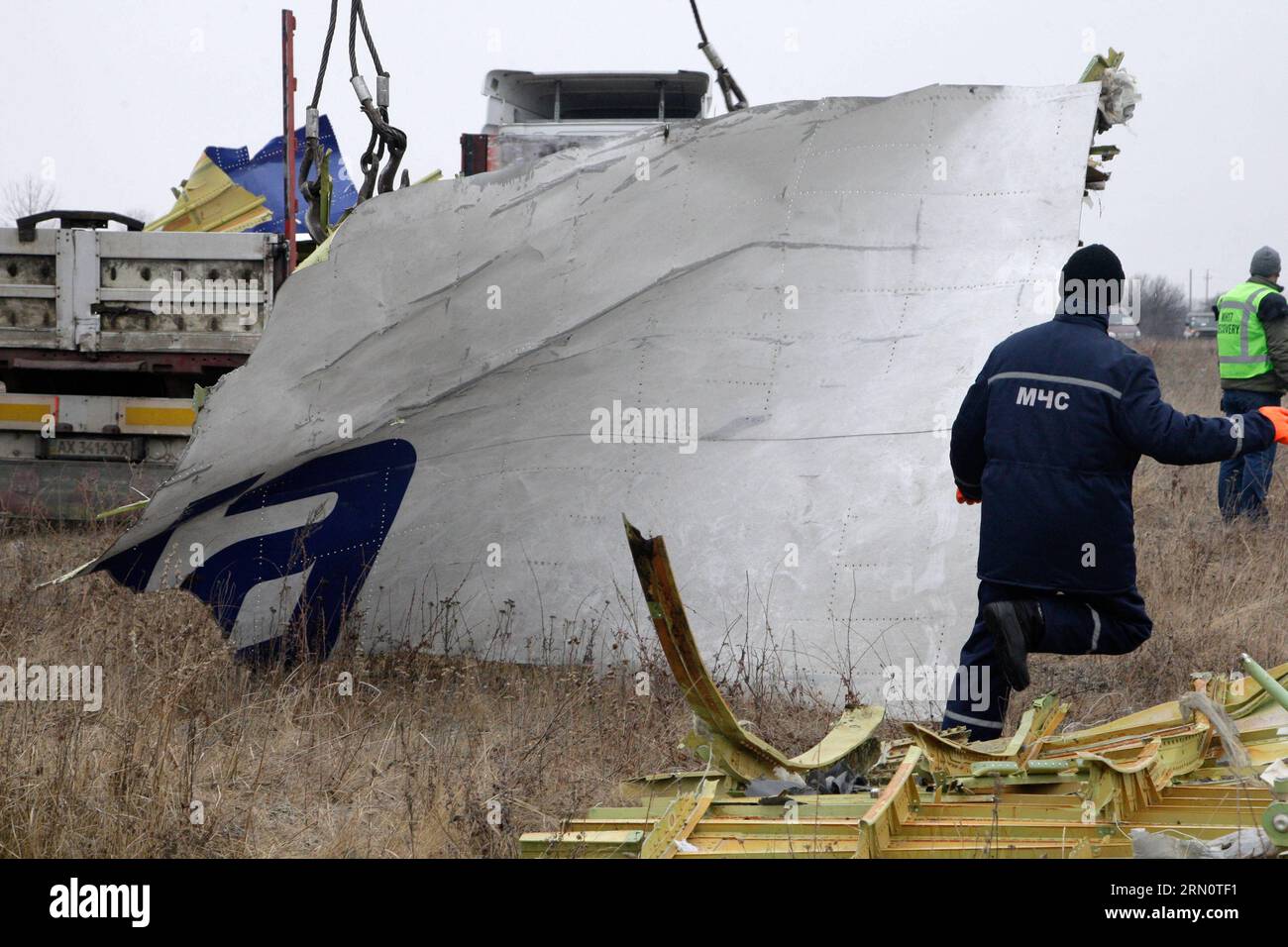 (141118) -- DONEZK (UKRAINE), 18. November 2014 -- Arbeiter arbeiten am Standort, an dem das MH17-Flugzeug von Malaysia Airlines am 18. November 2014 am Stadtrand von Donezk im Osten der Ukraine abstürzte. Die Wiederherstellung des Wrackes von Flug MH17 wird in etwa fünf Tagen abgeschlossen sein, teilte das niederländische Sicherheitsamt, das die Untersuchung des Absturzes in der Ostukraine leitet, am Montag mit. ) UKRAINE-DONEZK-MH17-TRÜMMERBESEITIGUNG AlexanderxErmochenko PUBLICATIONxNOTxINxCHN Donezk Ukraine 18. November 2014 Arbeiter arbeiten an dem Standort, an dem das Flugzeug von Malaysia Airlines AM Rande von Donezk Ost-Ukr abgestürzt ist Stockfoto